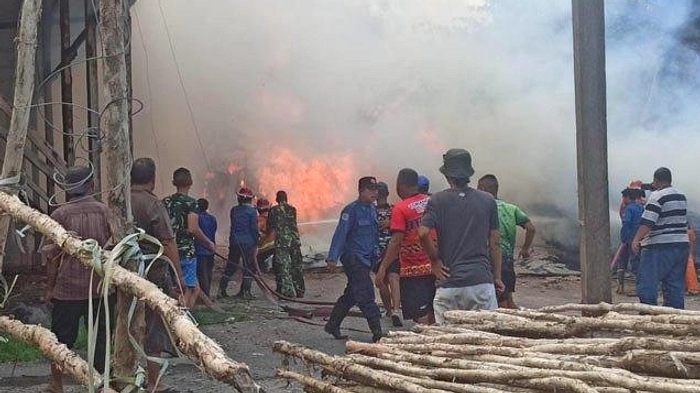 Truk Mebel Terbakar di SPBU Albatros, Sidoarjo, 5 Mei 2026