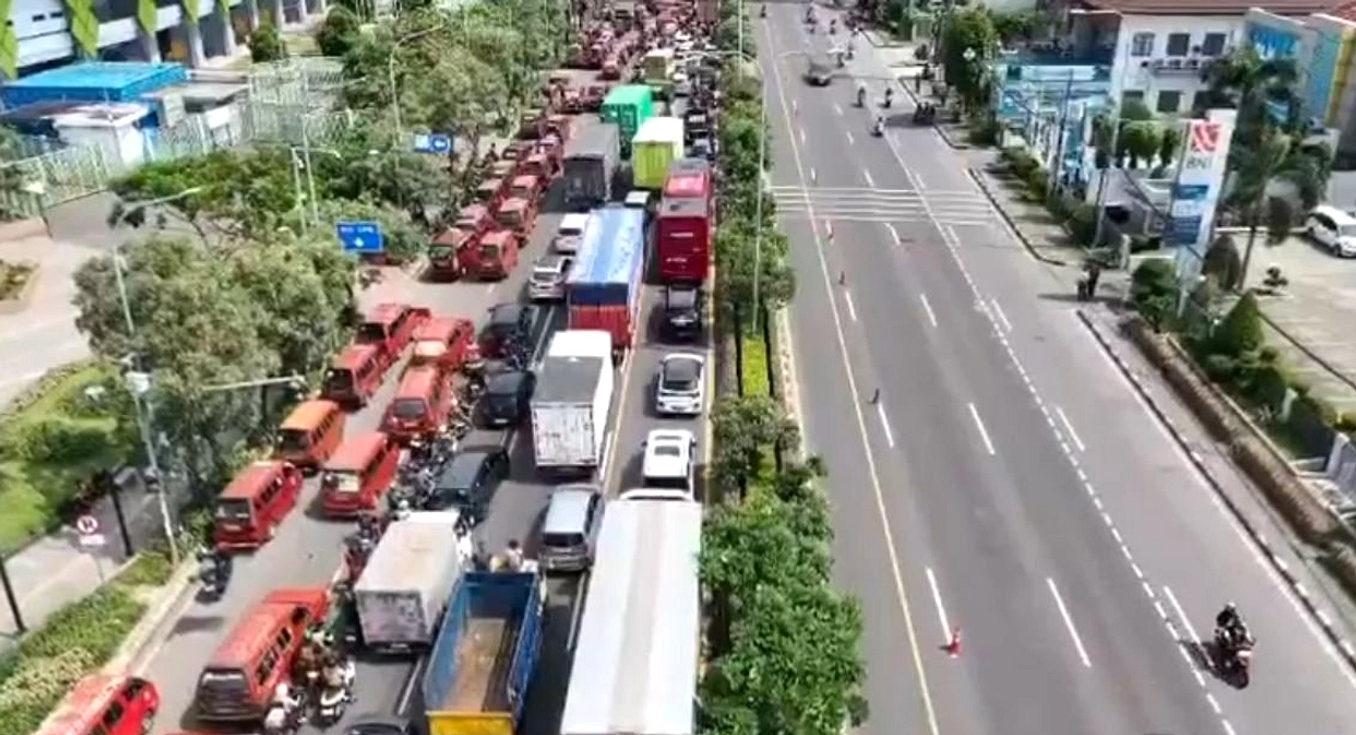 Truk Mercy Mogok di Demak, Macet 4,3 Km