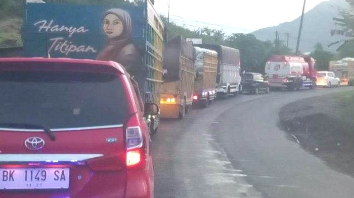 Truk Mogok, Macet 9 Km di Jalur Medan-Berastagi