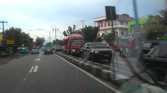 Truk Mogok Picu Macet 1,1 Km di Maros