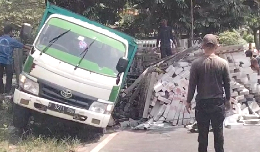 Truk Muat Eskavator Terguling di Karangasem, Sopir Selamat