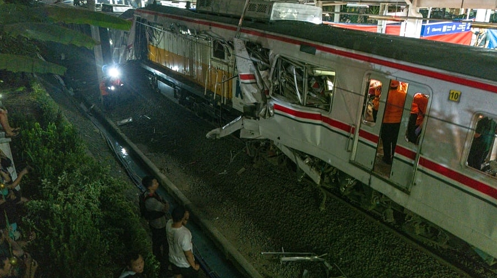 Truk Nekat Terobos Palang, Tewas Tertabrak KA Logawa