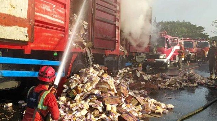 Truk Pengangkut Glasswool Terbakar di Rembang, Rugi Rp700 Juta