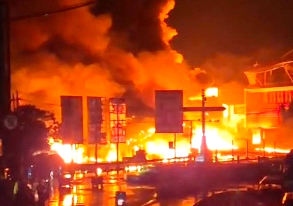 Truk Pertamina Terbakar di Cianjur, Macet Panjang