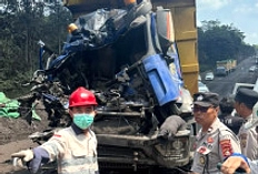 Truk Tabrak Truk di Muratara, Sopir Tewas Terjepit