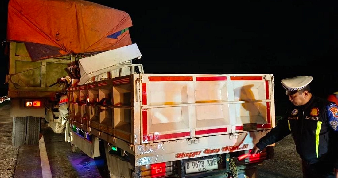 Truk Towing Menabrak Dump Truk di Tol Gempas, Sopir Terluka