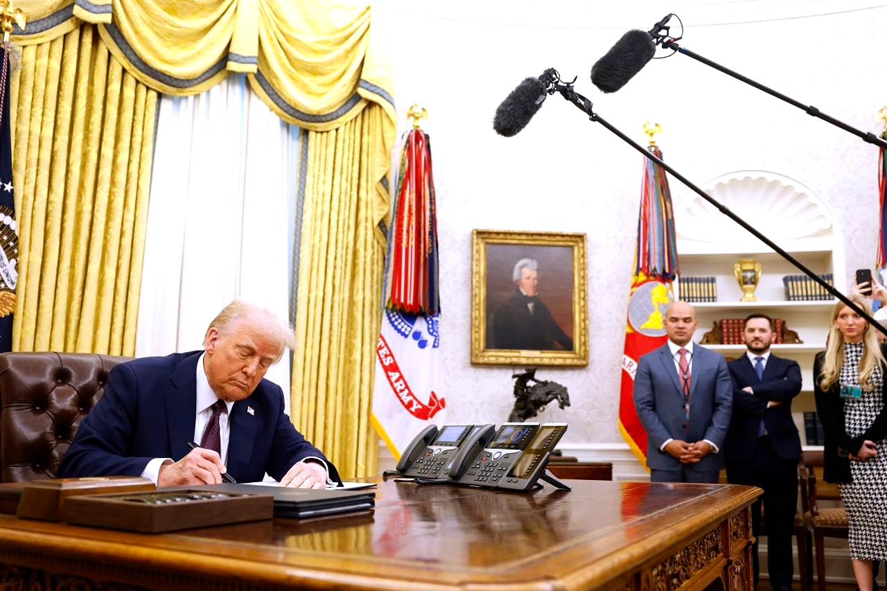 Trump Menandatangani Perintah Pemutusan Pegawai Tinggi