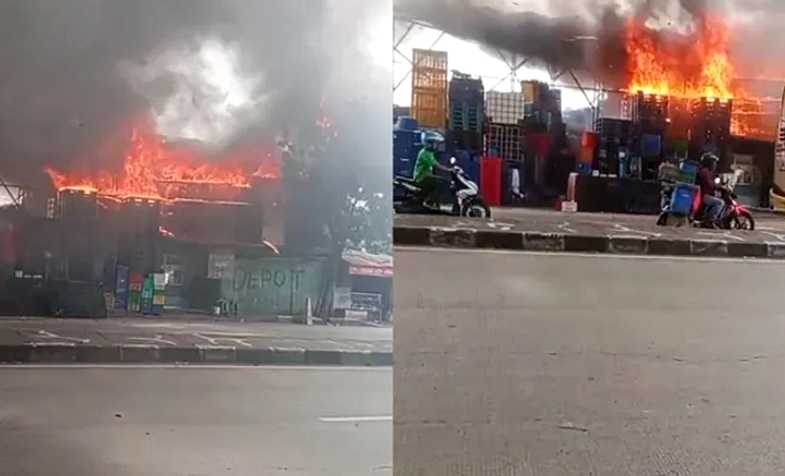Tumpukan Sampah Hitam di Jalan Soekarno Hatta, Bandung