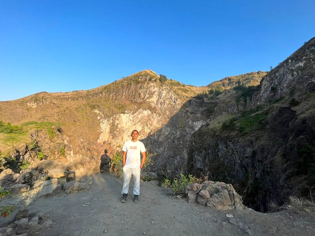 Turis Asing DJ di Puncak Gunung Batur Viral, Kritik Tinggi