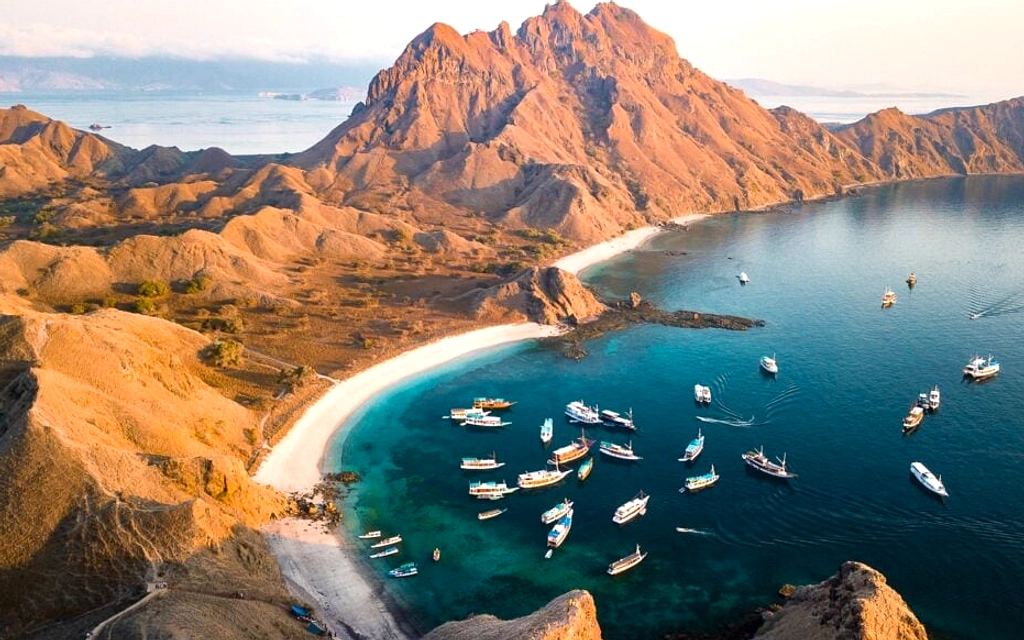 Turis Australia Siram Pasangan China di Pulau Padar Viral
