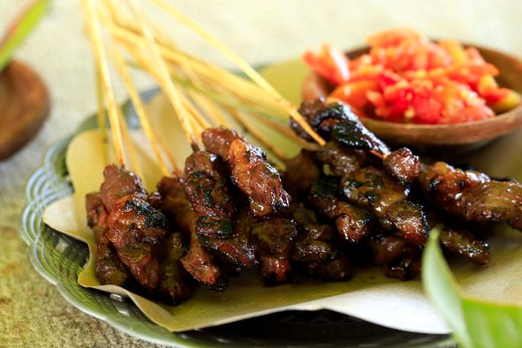 Tzuyang Rekor Makan 110 Tusuk Sate Maranggi di Bandung