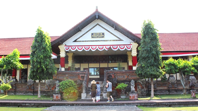 Upacara Penyucian Keris Pusaka di Museum Semarajaya Klungkung