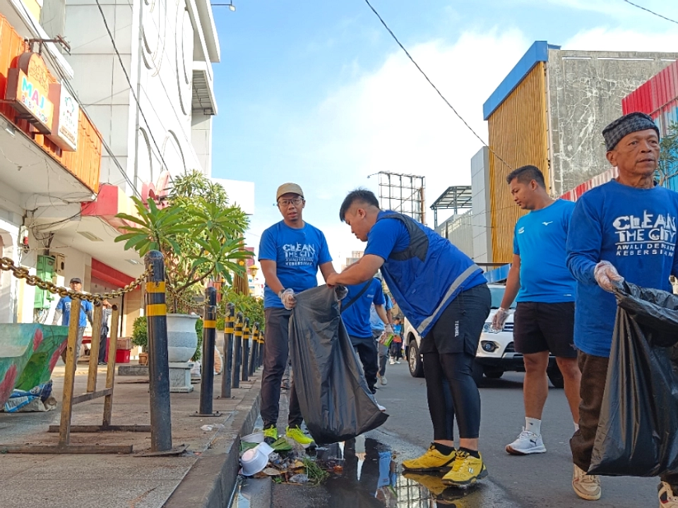 Usai Apel MBG, Ribuan Peserta Gotong Royong Bersihkan Sampah