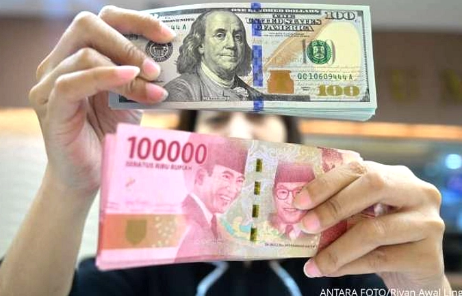 USD Menguat Rp 17.818, Dolar Lebih Kuat di Pasar Global