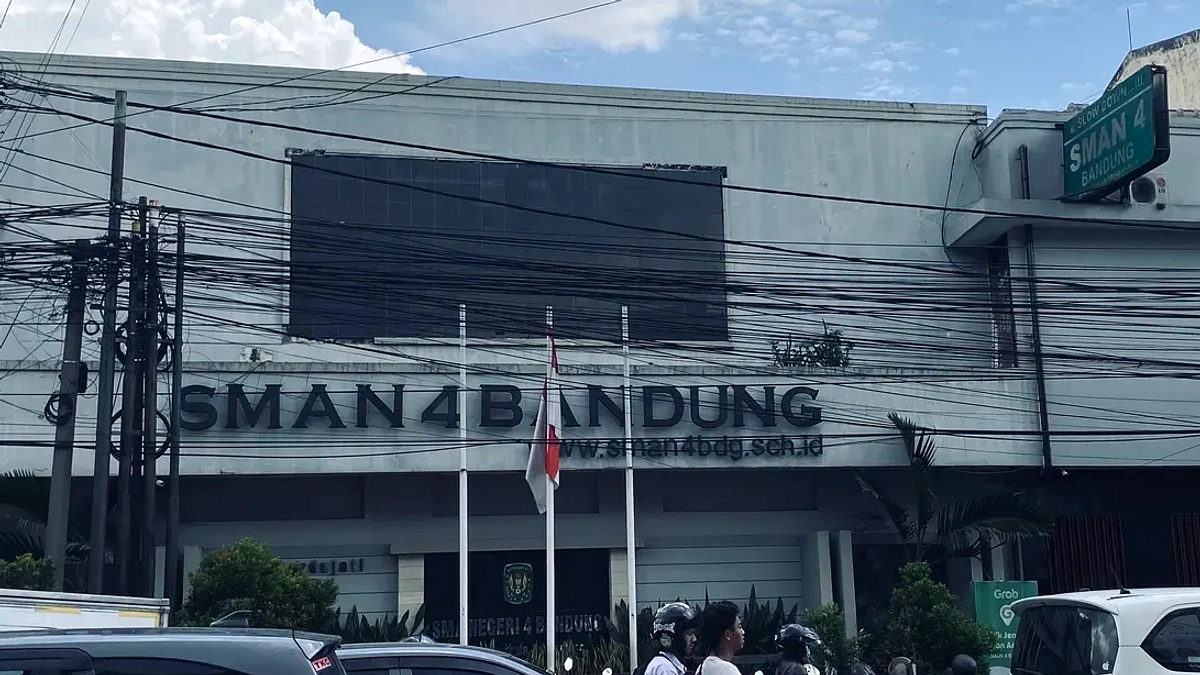 Verifikasi Pendaftaran SMAN 4 Bandung Lambat, Tua Gelisah