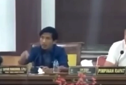 Video 2 Detik: Pria dengan Pin DPRD Enrekang Dituduh