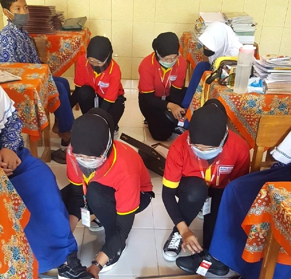 Video Guru SD Nainggolan: Sepatu Murid Bolong, Butuh Dukungan