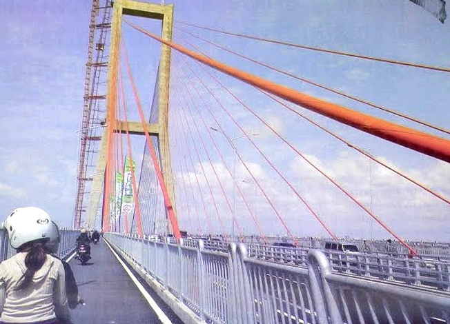 Video Mobil Avanza Masuk Jalur Motor Jembatan Suramadu Viral