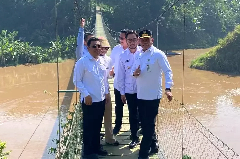 Video Warga Tarik Brankar Rina di Gang Sempit Stasiun