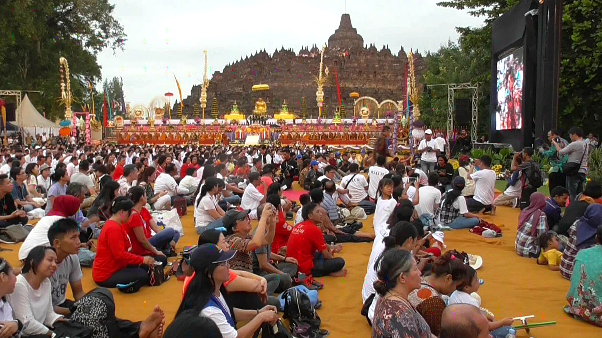 Waisak 2023: Ribuan Umat Berkumpul di Borobudur Indonesia
