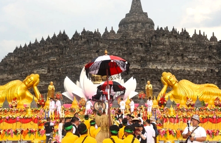 Waisak 2570: Detik Diketuk Gong di Borobudur, Umat Berdoa