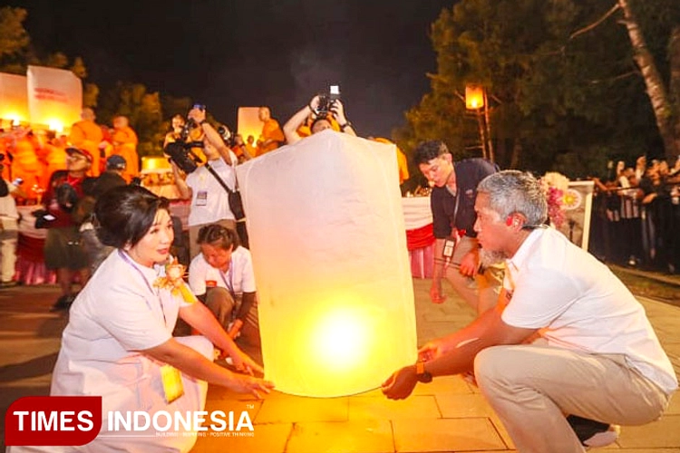 Waisak Borobudur: Ribuan Lampion & Pakaian Putih Paksa Masuk