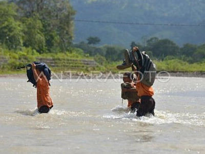 Wali Kota Medan Jembatan Setelah Anak Menyeberangi Pipa Air