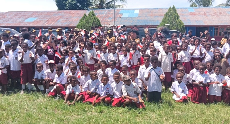 Wamendik Sains Antar Anak ke Sekolah di Hari Pertama