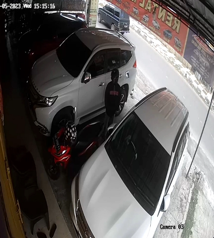 Wanita Rapi Buang Air Besar di Depan Ruko, Terekam CCTV