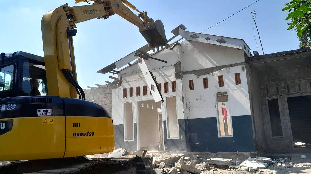 Wanita Sewa Ekskavator Ratakan Rumah Dinas Bea Cukai