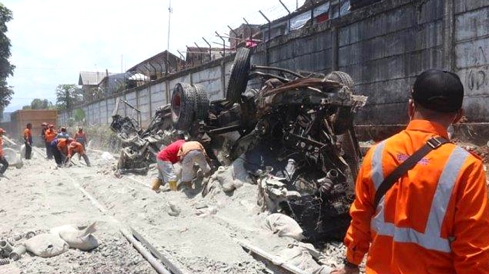 Warga Bandarlampung Blokir Rel Setelah Mobil Terjepit Di Jalan