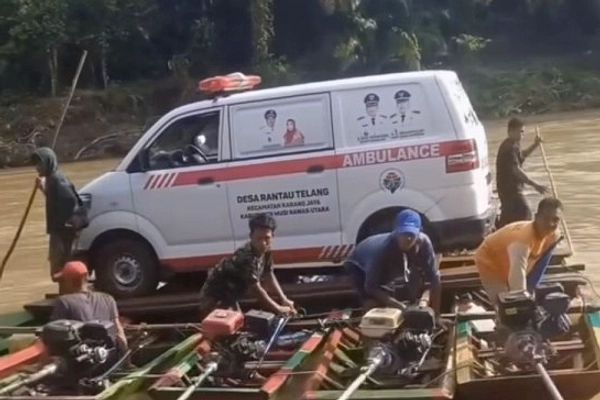 Warga Bawa Rina Fitri ke Ambulans lewat Brankar Tandu