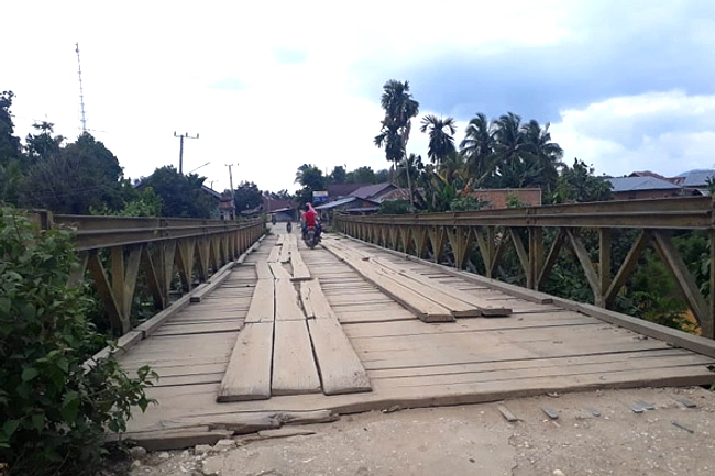 Warga Betung Bangun Jembatan 62 Meter Tanpa Dana APBD