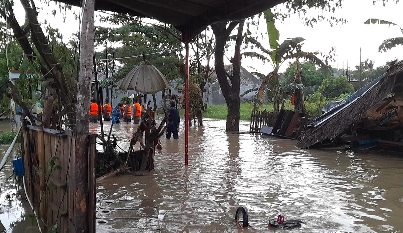 Warga Dinar Indah Tuntut Relokasi atas Banjir Berulang
