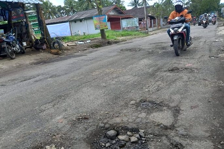 Warga Gendong Jenazah di Jalan Rusak, Sukabumi Berduka