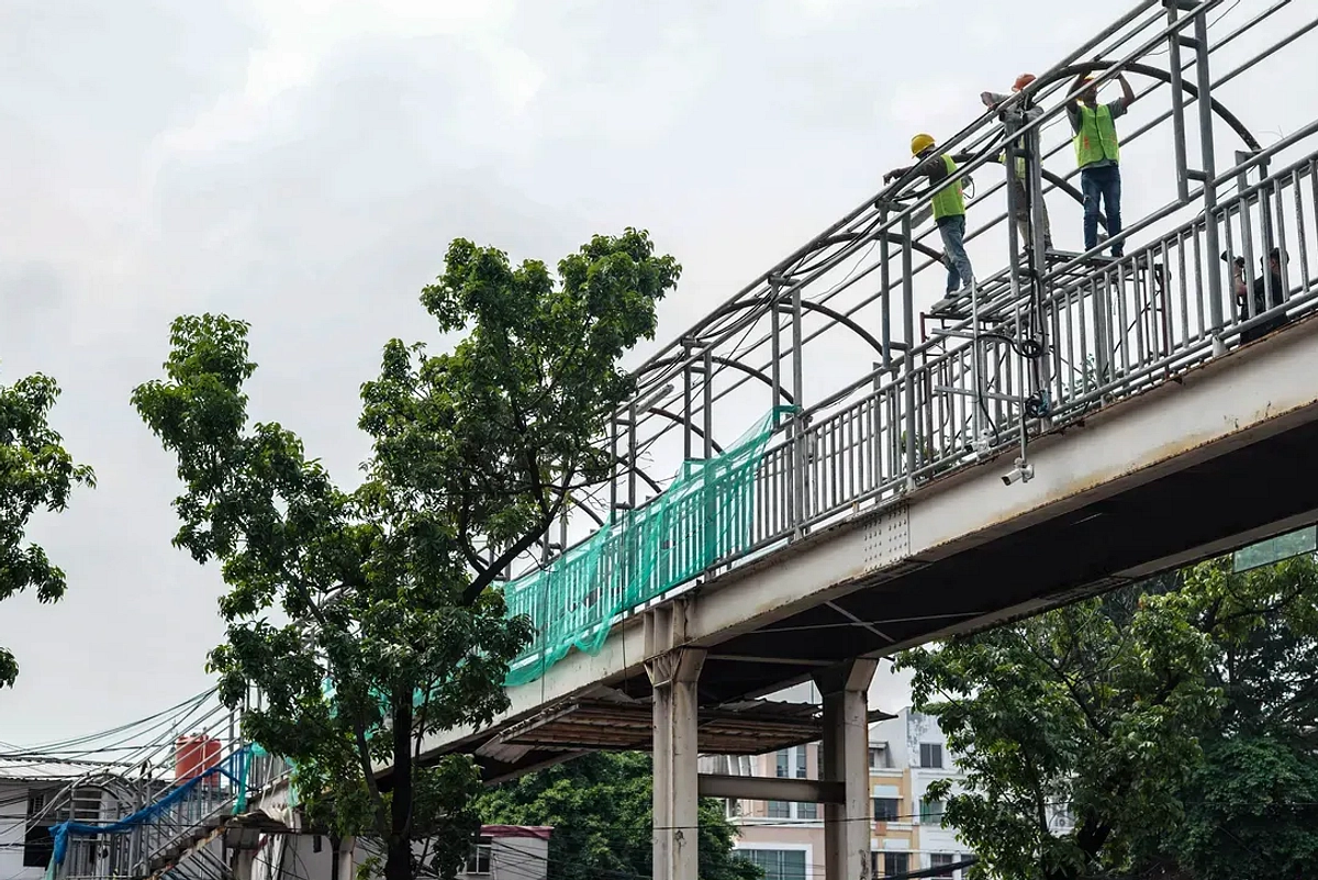 Warga Gotong‑Royong Bawa Rina ke Ambulans di Jalan Berbatu