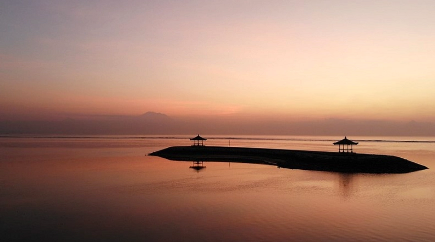 Warga Kampung Jawa Rayakan Lebaran Ketupat di Pantai Sanur