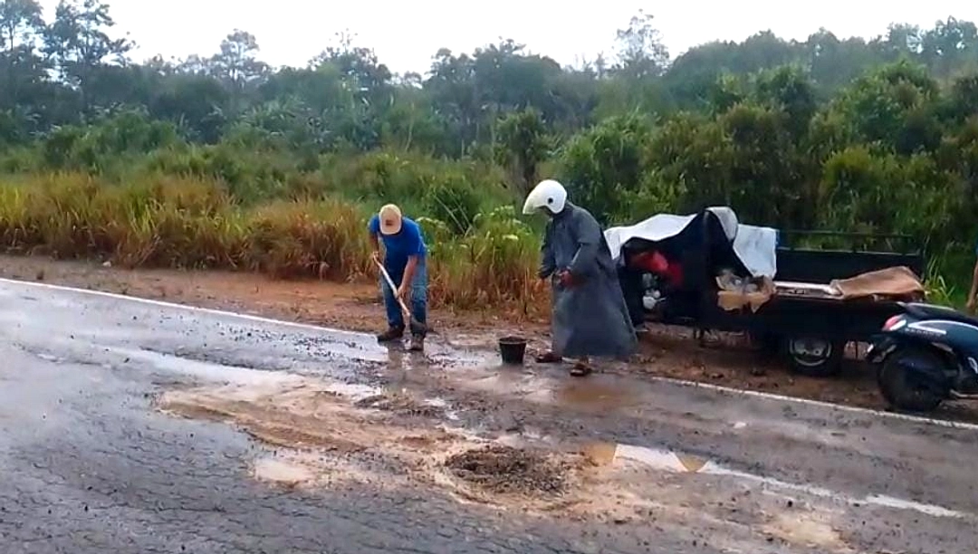Warga Lampung Timur Tutup Jalan Berlubang Pakai Cangkang Kerang