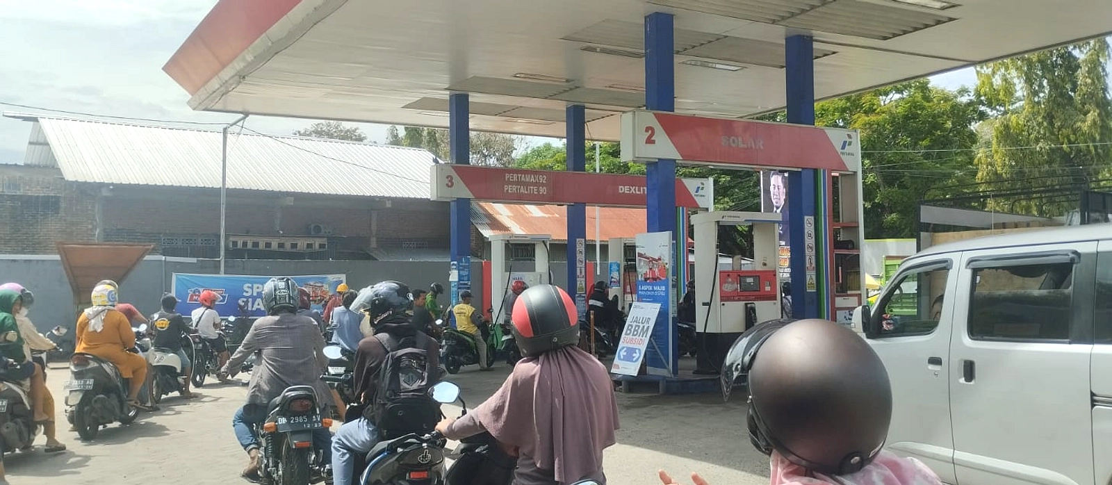 Warga Palopo Bentrok dengan Pelangsir di Depan SPBU