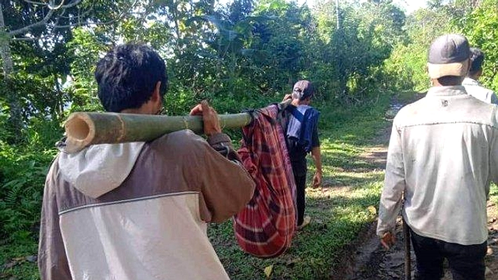 Warga Pinogu Tuntun 50 Tahun ke RSUD Karena Jalan Rusak