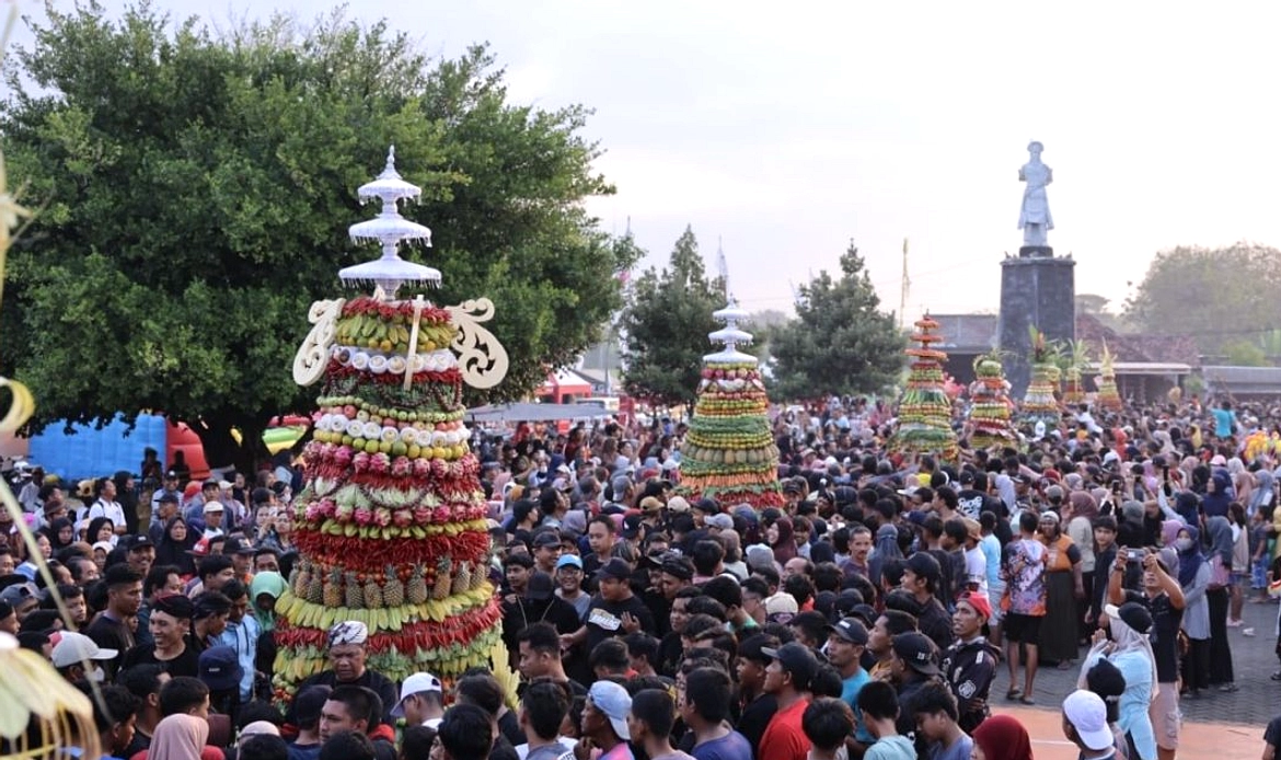 Warga Rebutan Isi Tumpeng Buceng Porak Ponorogo