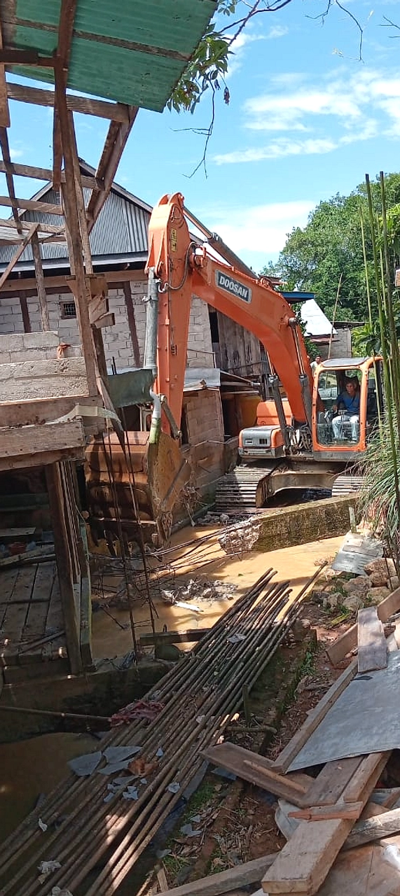 Warga Tasikmalaya Rela Bongkar Rumah Demi Proyek Normalisasi