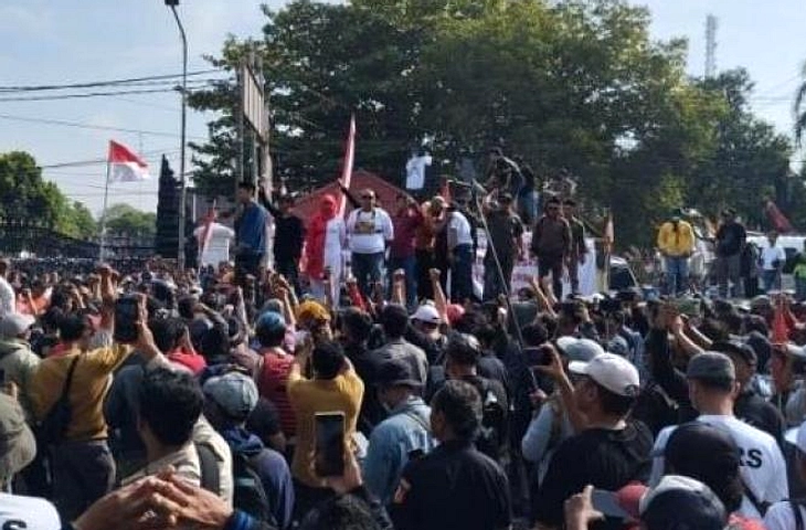 Warga Tompegunung Seru Bupati, Minta Perbaiki Jalan Rusak 3 km