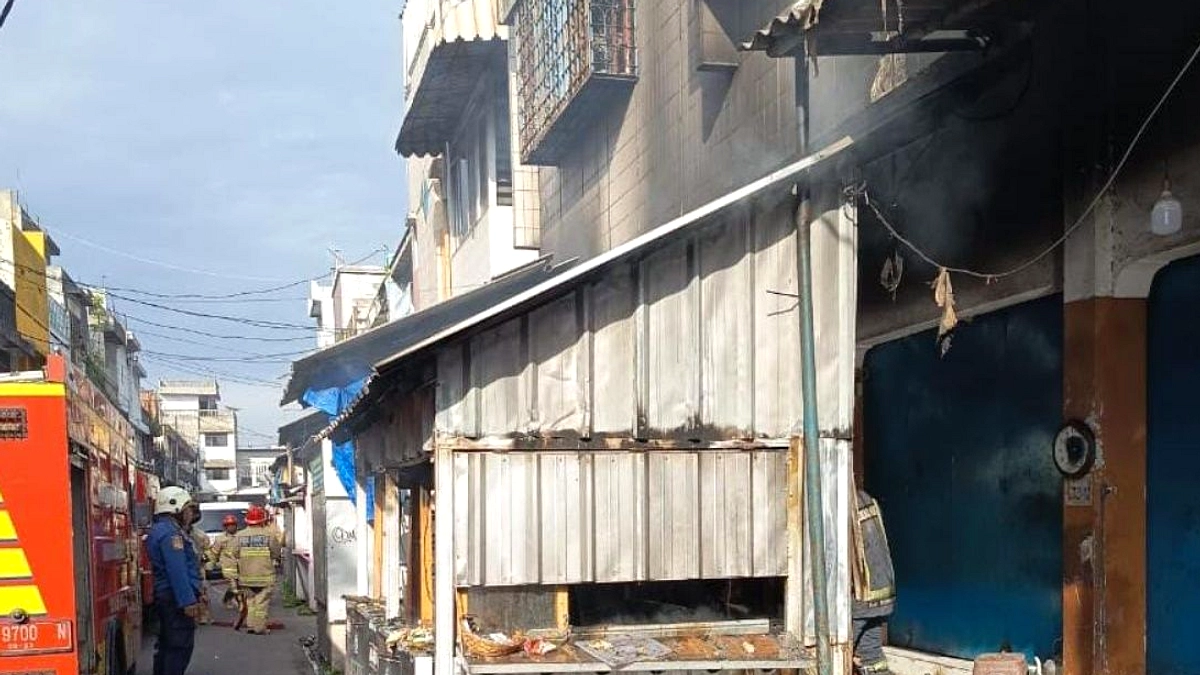 Warung Manisan Ludes Terbakar di Pasar Satelit