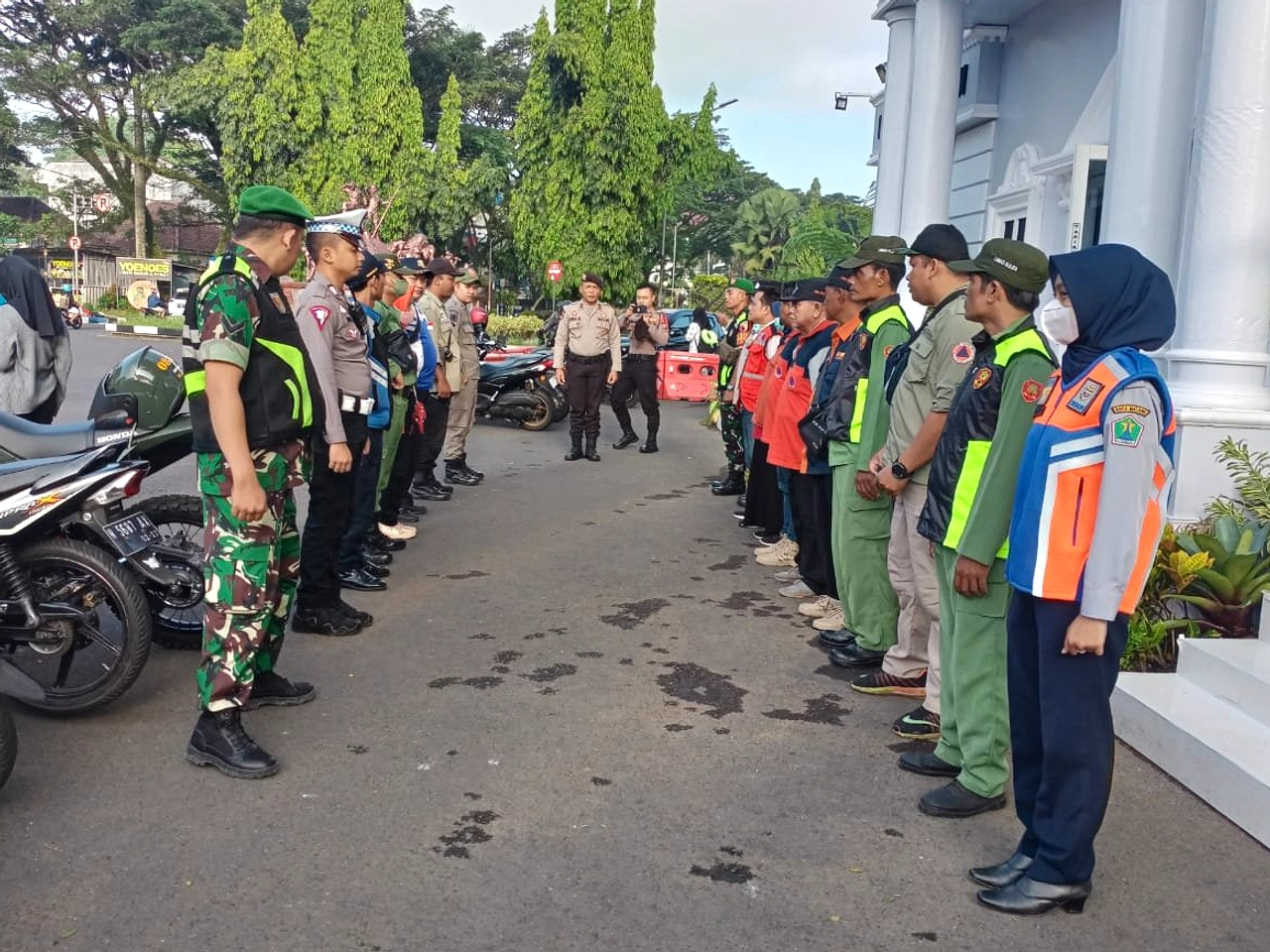 Wisatawan AS Pujikan Polresta Malang, Pos Yan Operasi Semeru