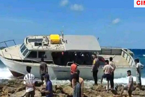 Yacht Australia Tanpa Awak Terdampar di Pantai Rote Ndao