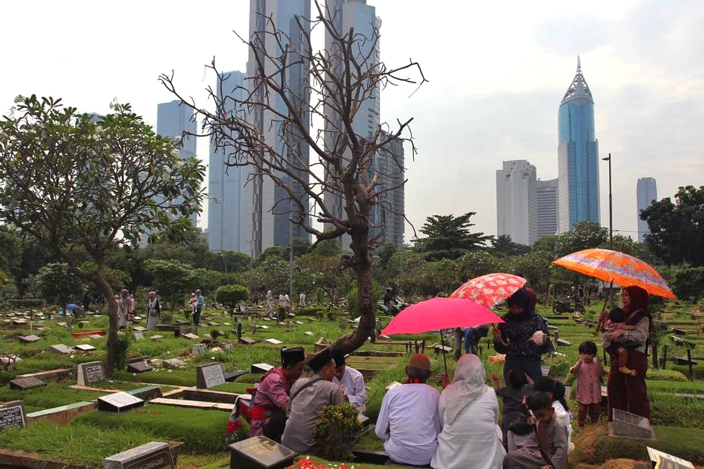 Ziarah Kuburan Deli Serdang Idul Fitri, Penjual Bunga Naik